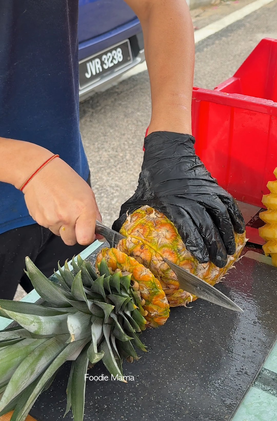 Convenient Fruit Cutting Tool - Fruit Cutting Skills - Malaysian Street Food Price : MYR 10 / USD 2 Location : KSL Monday Night Market : 33, Jalan Seladang, Taman Abad, 80250 Johor Bahru   #streetfood #malaysia #fruit 