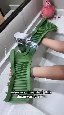 Sink faucet waterproof splash guard 👌😍🛒 #splashguard #kitchensinkmat #sinkmat #fyp #viral 