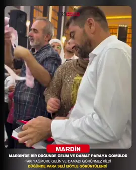 Mardin’de yapılan düğünde takı töreninde gelin ve damat adeta paradan görünmez hale geldi. Konukların attığı banknotlar çiftin üzerini tamamen kapladı. O anlar sosyal medyada büyük ilgi gördü. #mardin #düğün #takı #altın 