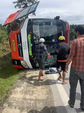 Cứu khách xe tai nạn đoạn Ngọc Hồi,Kontum.😟