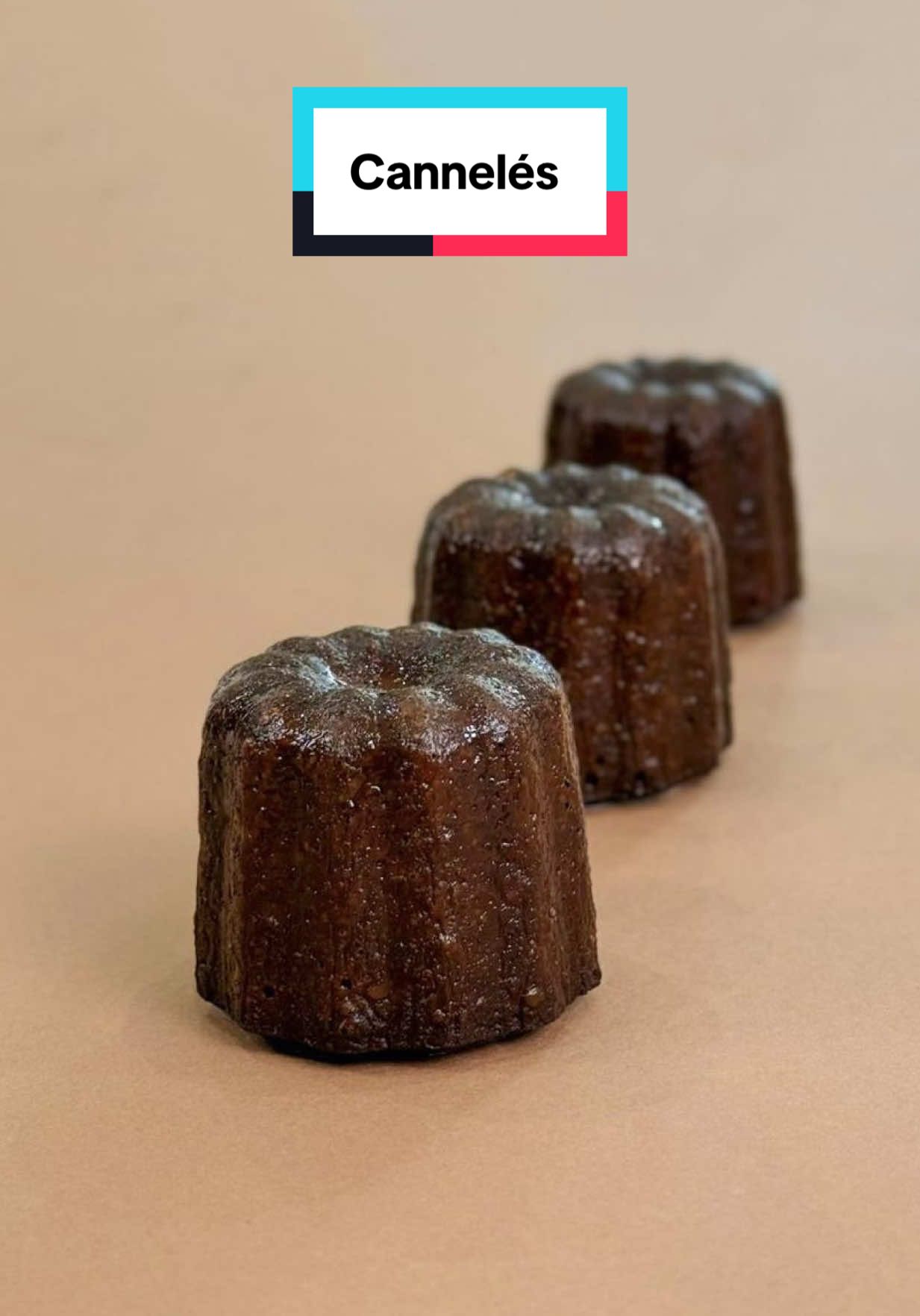 Les cannelés, la recette traditionnelle  Ingrédients : 1/2 litre de lait 125 g de farine 250 g de sucre 3 jaunes d'œufs 2 gousses de vanille de Tahiti 100 ml de rhum 30 g de beurre + pour les moules ou cire d'abeille La veille, mettre les graines et les gousses dans une casserole, versez le lait et portez à ébullition. Faire fondre le beurre dans un petit récipient. Dans un saladier, mélanger le sucre, la farine et les jaunes d'œufs. Ajouter le beurre fondu refroidi et le rhum. Verser le lait quand il aura complètement refroidi. Mélanger, filmer et laissez reposer 24h au réfrigérateur avant de l'utiliser. Le lendemain, beurrez bien les moules à cannelés. Les remplir jusqu'à 1 cm du bord. Enfourner les cannelés à 250°C pendant 5 minutes. Puis, baisser la température à 200°C, et laissez cuire environ 25/30 min (attention à vérifier en fonction de la matière de vos moules et de leur taille) #cannelé #bordeaux #patisseriefrançaise #recettefacile #rhum