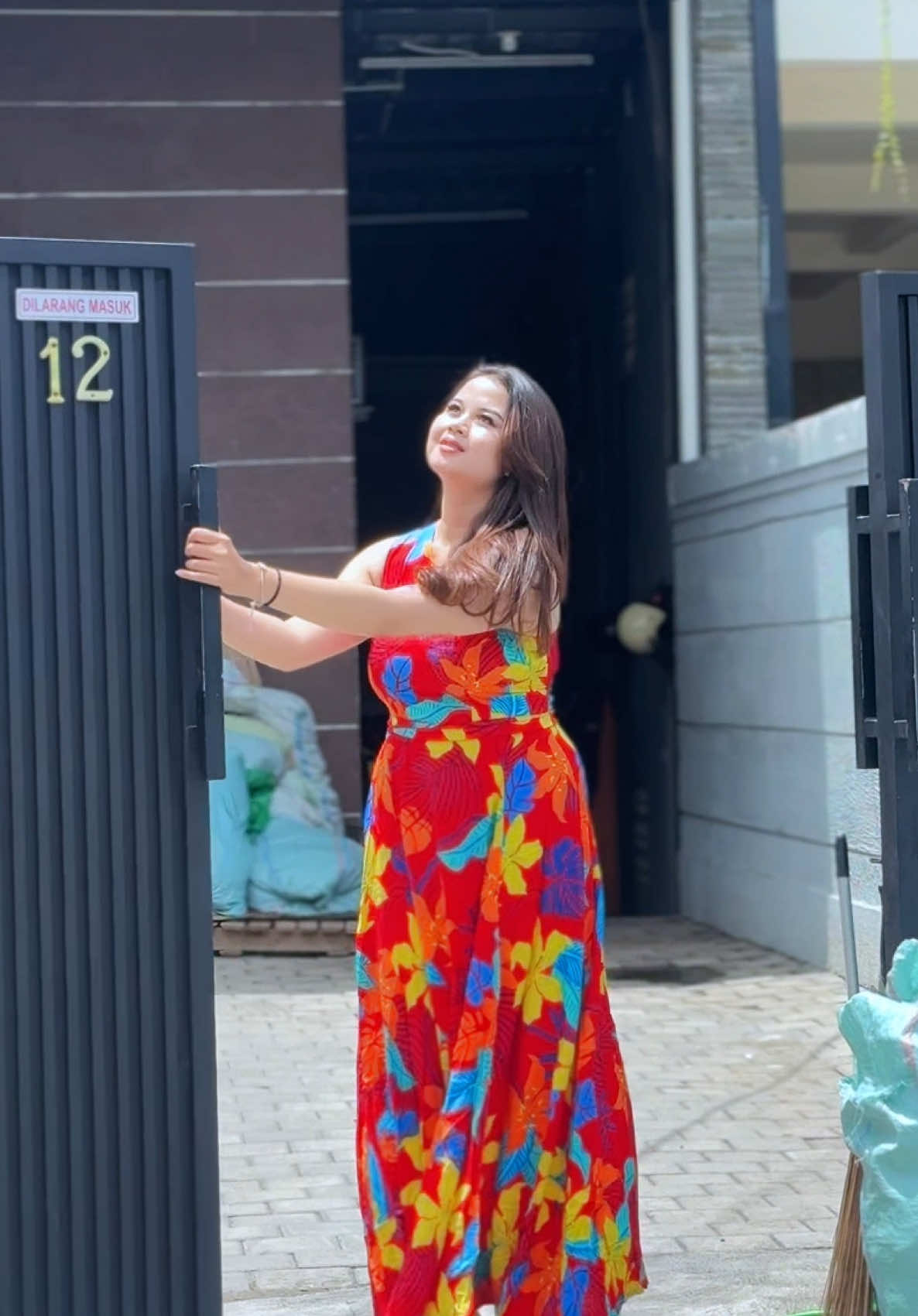 Komen Yang Sama Kayak Kak Ocha, Nyapu Sambil Pakai One Shoulder’s Dari Yoni Wear? 