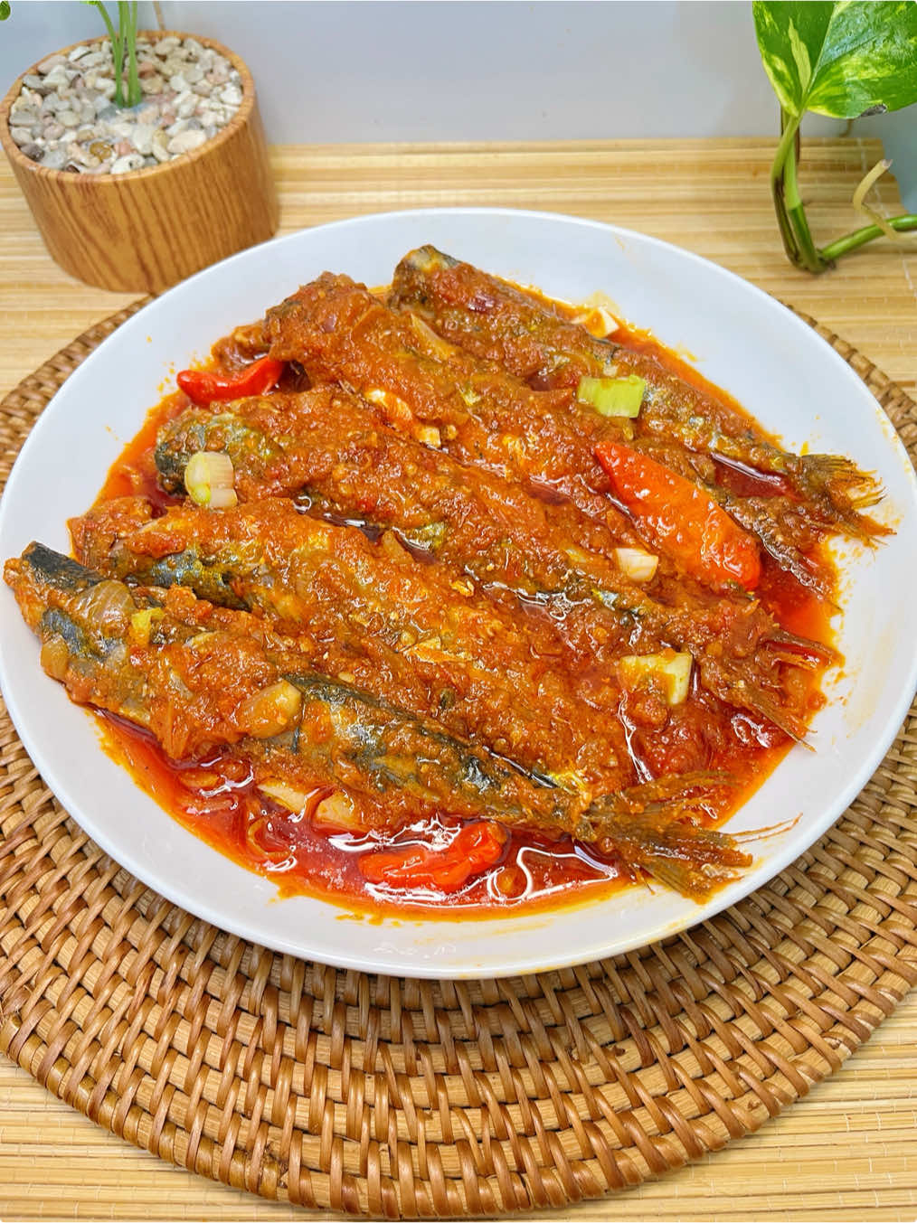Ikan sarden Homemade 🫶 Resep 👇 - ikan makarel 600 gr  - tomat 3 buah  - cabe bubuk 1/2 sdm  - bawang putih bubuk 2 sdt  - bawang merah 8 siung  - jahe 5 cm  - garam,gula, penyedap sesuai selera  - rawit utuh ( opsional )  #resepmasakan #sardenhomemade #ikansarden #resepsimpel