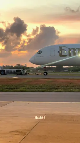 #aviationlovers #emirates #airbus350 #evening #fyppppppppppppppppppppppp 