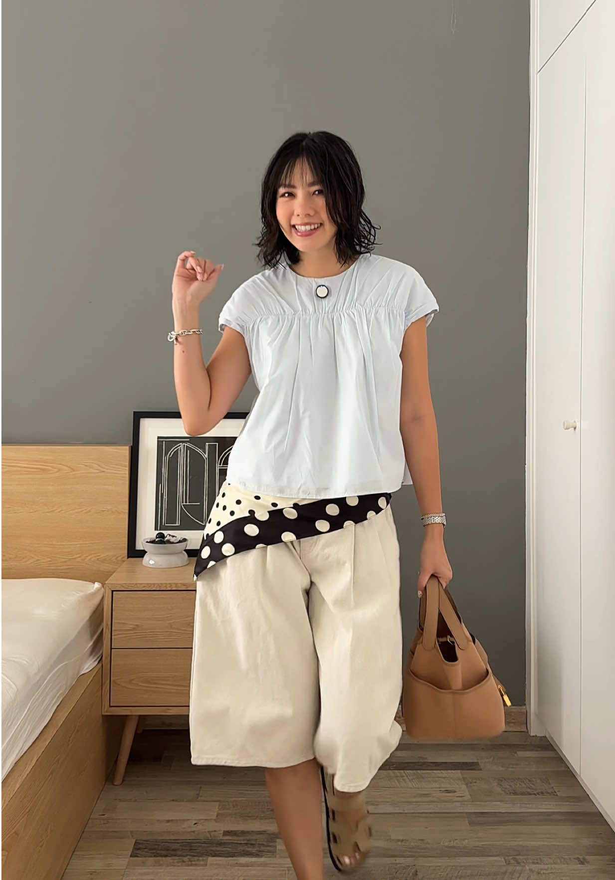 style hack paling gampang di 2025 — scarf on waist. top is @Our Second Nature, jorts is The Rye (korean brand) #gayaditiktok #serunyaditiktok #fashion #style 