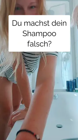 Das mit dem Shampoo & der Kopfhaut stimmt definitiv – Shampoo gehört primär auf die Kopfhaut, da es dort seine Reinigungswirkung entfalten soll. Für die Haarlängen kann man andere Produkte nehmen, wie z. B. Conditioner oder spezielle Shampoos bzw. Behandlungsmittel, die nur die Haarlängen pflegen. MONAT hat auch solche Linien wo die Shampoos sich auf Haarlängen & Spitzen konzentrieren, nicht auf die Kopfhaut. Zum Thema warmes vs. kaltes Wasser und „Haarschuppenschicht öffnen / schließen“ gibt es ein paar Mythen – hier das, was seriöse Quellen sagen: --- 🔍 Was sagt die Forschung: 1. Die Haarschuppenschicht („Cuticle“) ist nicht lebendig, sie besteht aus abgestorbenen Zellen/Keratinschüppchen, ähnlich wie Schindeln. Sie reagiert nicht wie lebendes Gewebe mit Muskeln, die man öffnen oder schließen kann.  2. Conditioner glätten und beschichten die Haaroberfläche, indem Rückstände geladen sind, kleine Lücken aufgefüllt oder die Oberfläche geglättet wird. Dadurch sieht das Haar glatter & glänzender aus. Der Conditioner legt sich also über oder füllt die Schuppenschicht und beruhigt sie – nicht so sehr „öffnet“ oder „schließt“ man die Cuticle durch Temperatur alleine.  3. Kaltwasser-Rinse / warm vs. kalt: Der Glaube, dass kalt Wasser die Schuppenschicht „schließt“ und warm sie „öffnet“, ist weit verbreitet, aber wissenschaftlich nicht stark belegt.  In einer Studie wurde herausgefunden, dass verschiedene Wassertemperaturen auf Haar nicht den erwarteten Effekt in Bezug auf Schuppenöffnung oder -schluss haben.  Wichtig ist eher, welche Produkte man verwendet (also wie gut der Conditioner / die Behandlung glättet, pflegt etc.), wie gut man ausspült, wie stark das Haar geschädigt ist, etc. Und natürlich: übermäßige Hitze schadet u. U. mehr.  #ShampooRichtigAnwenden #ShampooAufDieKopfhaut #ScalpCare #ScalpHealth #Kopfhautpflege    