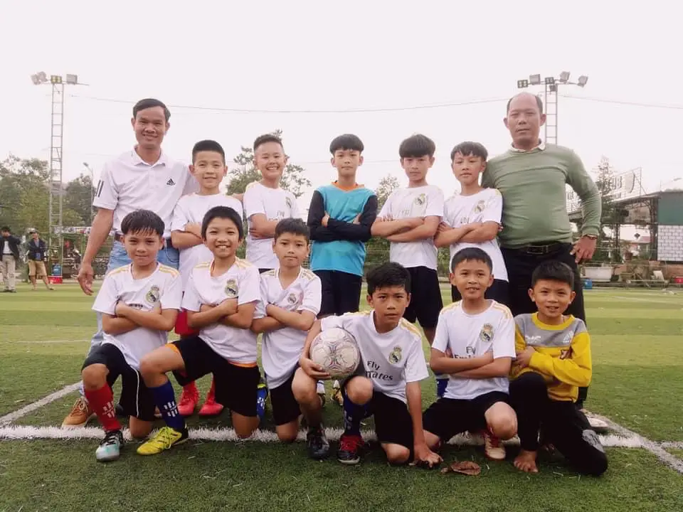 Chúng ta từng là những cậu nhóc ôm trái bóng với bao ước mơ. Nhiều năm qua đi, vẫn cùng nhau đá bóng, cùng nhau cười, cùng nhau ngã rồi đứng dậy. Đó không chỉ là hành trình của một đội bóng, mà còn là hành trình của tình bạn, của tuổi trẻ, và của những ký ức chẳng bao giờ phai mờ.#xuhuong #yfp #xh #viral #bongda 