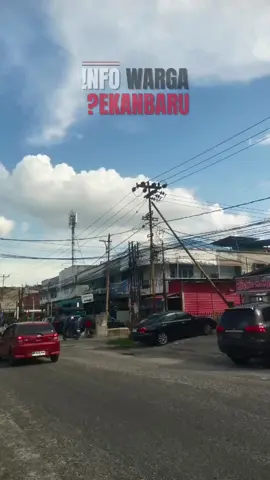 Kabel di Jalan Durian masih aja bergelantungan kayak jemuran lupa diangkat, wak 😅. Abang ganteng sampai tante cantikk pun kompak kasih testimoni: “Kami takut lewat, bukan takut sama mantan, tapi takut kabel nyangkut!” ⚡️ Semoga kali ini beneran ada aksi nyata, biar jalan aman dan warga nggak berasa lagi syuting film action tiap lewat sini. 🚧 #infowargapekanbaru #Pekanbaru #KabelSemrawut 