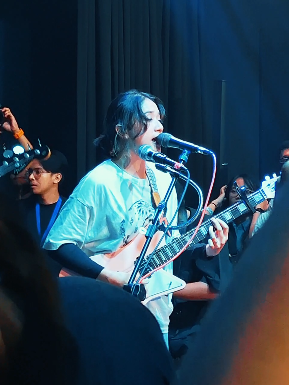 Nggak pernah rekam full lagu pas nonton live, tapi kali ini pengecualian. Karena SUKA BANGET sama“kita cari waktu lain.” Setiap orang mungkin punya perspektif masing-masing yesss. Cuma buat gue KCWL tuh romantis pwuollllll. Kaya.. gue lagi mumet, lo juga lagi mumet dan gue paham lo sulit buat terbuka, jadi gue nggak maksa lo buat cerita keluh kesah lo ke gue. Gapapa, kita cari waktu yang pas buat ngobrol karena waktu kita buat bahas hidup tuh masih panjang.  Kalo bukan cinte seribu kembang apa lagi? Kasih paham!!!! #birubaru 