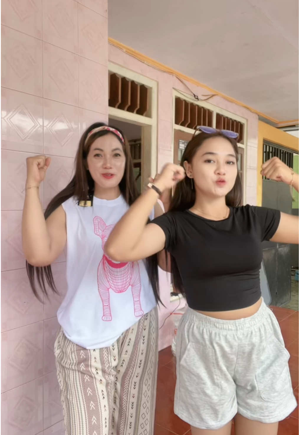Kudu iso kuat balungane , baju kita sama celananya dikeranjang kuning ya sayangku cinta, yang mau samaan co ya
