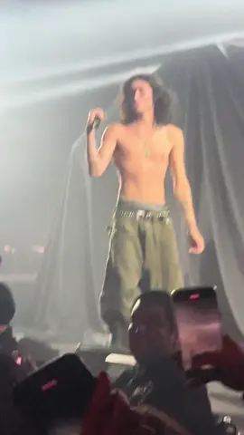 hes mesmerizing yall cant lie #fyp #rommulas #2hollistartour #2hollis 