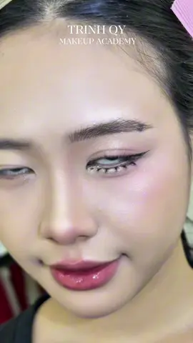 Cận cảnh lớp makeup cam thường ip nhà emmm.  Khi khách trả 50% tiền makeup 🙂‍↕️ #nhậnlàmtạinhà #đàotạohọcviên #makeupcodau #makeup #makeupcánhân              