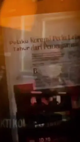 Kasus tunjangan DPK yang terus melonjak, sehingga membuat masyarakat geram Konten ini dibuat untuk tugas mata kuliah Pengantar Ilmu Hukum, semoga bisa jadi pengingat kita semua bahwa peningkatan tunjangan DPK bukan cuma merugikan negara, tapi juga merusak ketertiban, keadilan, dan masa depan masyarakat. Sebuah kebijakan bisa saja memiliki dasar hukum yang jelas, namun tanpa keadilan sosial, ia hanya akan meninggalkan kekecewaan. Hukum sejati adalah hukum yang hadir untuk rakyat. Kelompok 6 1. Candra Andrean  2. Irfan Prasojo 3. Dhea Mariyah Alkibtiah 4. Jola Citra Fitria 5. m.ferdinand taufan rasyid 6. ⁠ Sofa Zahra Shellovia  7. Muhammad Arif Rahman Pulungan 8. Arya Devlin Ravindra 9. Fiona Fiantika Kita sebagai rakyat indonesia harus menyikapi hal ini dengan bijak dan tanpa anarkis, dengan begitu maka demokrasi di indonesia dapat berjalan dengan baik sebagaimana mestinya. Bagaimana pendapat kalian? tuliskan di kolom komentar @ini irpan @taufandr @fio @dhea @lith @pipiaa @Arif Rahman @jolacitrafitria #Diskusihukum #Antikorupsi #kasustunjangandpk