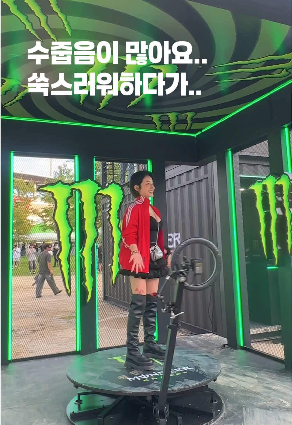 ❤️💚#몬스터 직원분덜 일 잘하시대여~?ㅎㅎ 저보고.. 막.. 연예인같다궁 예뿌다궁 인형같다궁 칭찬을 칭찬을..😂 38쨜 왕언니는 헬렐랠ㄹㄹㄹ   웅!! 칭찬 들었다구 자랑하능고 맞쟈냐요✌️ㅎㅎ       #막춤 #UMF