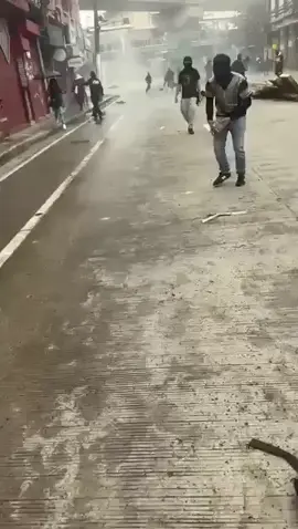 PANOORIN: Nagpakawala ng tear gas ang mga pulis sa Mendiola ngayong araw, Sept. 21  Makikita sa video ang makapal na usok kaya napilitang umatras ang ilang nagpoprotesta.  📷: The Flame/ Facebook