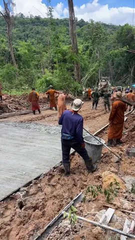 📍🇹🇭#ถนนสายพระธรรม_พลังแผ่นดิน กับพระอาจารย์ก้องเกียรติ พร้อมคณะสงฆ์ พร้อมทหารไทย และจิตอาสา (ถึงไม่ใช่กิจของสงฆ์ แต่พระองค์ก็ไม่ได้ทรงตรัสห้าม ก็เหมือนกับสวดศพเผาผี ขึ้นบ้านใหม่ ที่ไม่ใช่กิจของสงฆ์ แต่พระองค์ก็ไม่ได้ห้ามไว้)  #ทหารไทย #ทหารของพระราชา #ทหารของประชาชน #ไทยนี้รักสงบแต่ถึงรบไม่ขลาด 