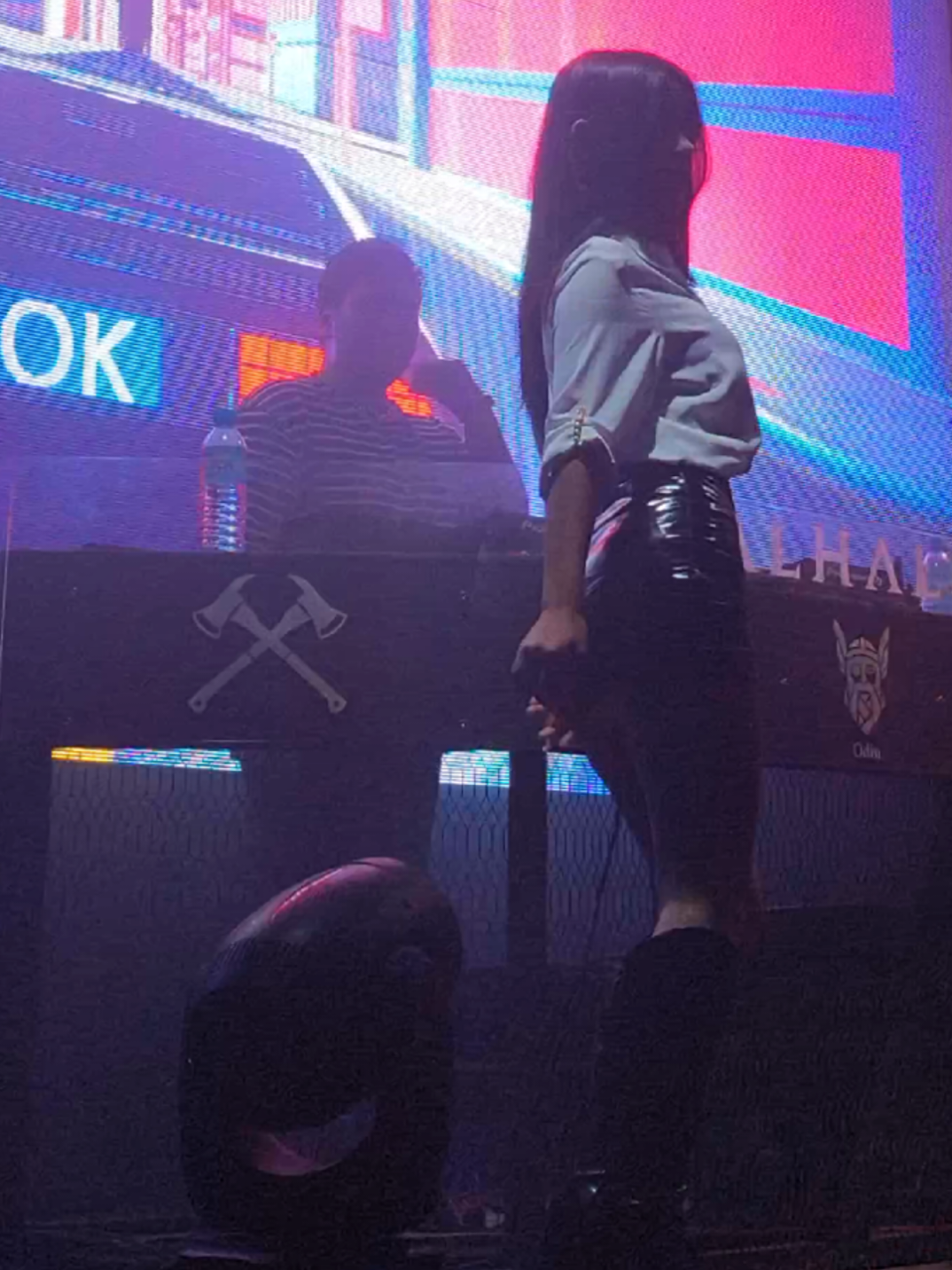 skirt နဲ့မလို့ ထိန်းပီးအငြိမ်လေးကနေတာကို $6 မ က လာချေပြနေတယ် ရှေ့ကနေ $6က $6လိုမနေဘူး