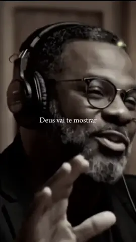 A semente que você plantou não morreu. Ela está escondida, sendo trabalhada em silêncio, enquanto você pensa que nada está acontecendo. É no tempo de espera que Deus fortalece as raízes. É no tempo de silêncio que Ele prepara o terreno. Não desanime se ainda não viu fruto, porque o invisível já está acontecendo. Deus não é injusto para esquecer do seu esforço, das suas lágrimas e da sua fé. Tenha paciência, porque o que hoje parece enterrado, amanhã vai florescer como testemunho vivo do poder de Deus na sua vida. 🌱✨ 🎤📽️Andre #semente #colheita #jesus #deus #tiktok 