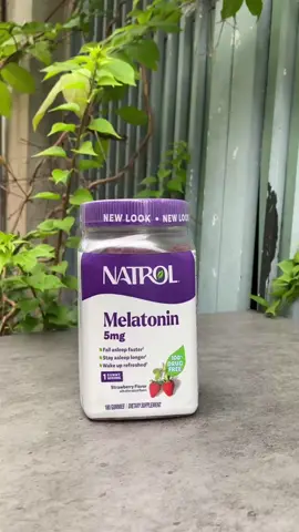 ☘️☘️ Mẫu mới kẹo dẻo hỗ trợ ngủ ngon Natrol Melatonin 5mg hàng Mỹ 🌱Thành phần chính là Melatonin - 1 loại hormone tiết ra tự nhiên từ não bộ với khả năng điều hòa các loại hormone khác và duy trì đồng hồ sinh học của cơ thể, giúp tăng cường chất lượng giấc ngủ. 🌱Giải phóng melatonin nhanh hơn, giúp não bộ và các dây thần kinh thư giãn để bạn từ từ đi vào giấc ngủ và ngủ ngon cả đêm, hạn chế tình trạng mệt mỏi, lo lắng, khó đi vào giấc ngủ về đêm. 🌱Điều hoà đồng hồ sinh học cho những người thường đi ngủ vào giờ giấc không ổn định. 🌱Phòng tránh các trạng thái như nhức đầu, thần kinh bị căng thẳng, ù tai, trầm cảm,… do mất ngủ gây nên. 🌱Hỗ trợ tăng cường khả năng miễn dịch cho cơ thể. 🌱Theo một nghiên cứu khác, sử dụng melatonin cho phụ nữ tiền mãn kinh vào buổi tối sẽ giúp cải thiện chức năng tuyến giáp, phòng ngừa trầm cảm. 🌱Dạng kẹo dẻo hương vị thơm ngon, đem lại hiệu quả nhanh chóng khi sử dụng. 🌱Đối tượng sử dụng: 👉🏻 Người bị mất ngủ, khó đi vào giấc ngủ. 👉🏻 Người ngủ không ngon giấc và  không sâu.      >> Hướng dẫn sử dụng : - Dùng 1 viên trước khi đi ngủ 30 phút #Kim #Natrol #natrolmelatonin #ngungon #authentic 