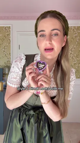 Ad/werbung @Eppli_fashion hat so traumhafte Vintage Fashion Teile 💕 Der Zustand ist immer perfekt und die Auswahl so schön. Oft könnt ihr dort richtige it pieces finden und das auch noch zu einem so fairen Preis! Gerade bei chanel lohnt sich das richtig? 🤝😮‍💨 #oktoberfest #dirndlcheck #oktoberfest2025 #münchen #vintagechanel 