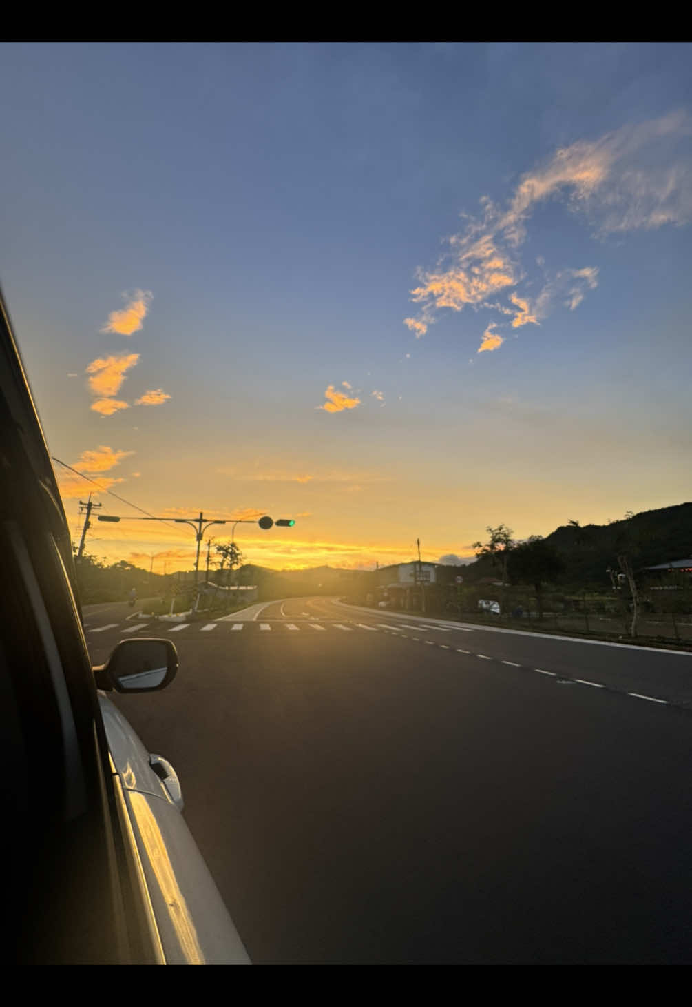 我爸突然問我：你分手了？ 我敷衍的 只回覆一個字：嗯 他點開了我的限時動態說： 我剛剛看到你的限時動態 是她 她提的吧 她是不是現在有新歡了 我搖搖頭：不知道 嘆了口氣 跟我說：下次一定會遇到更好的 不要難過了 感情的事很難 但過了就是過了 分手後要好好過生活  語氣很平靜卻讓我差點掉眼淚 我知道他心疼我 我也知道他希望我堅強 那一刻我才發現原來除了愛情 還有一種更深的愛 是我一直擁有的愛…#感情 #11 #fypシ゚ 