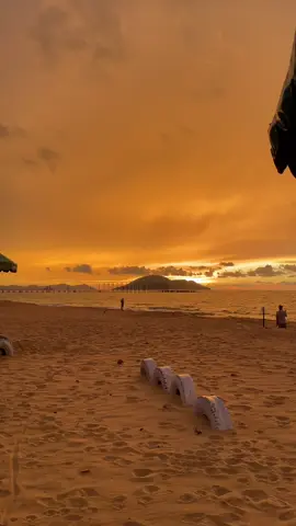 Ada yang punya kenangan disini? . . . #senja #pantaisingkawang #pantaisamudraindah #fyp #budakkuliner 