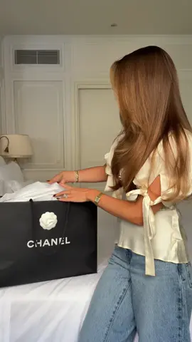 Unboxing the IT bag for the season 🍂🍂🍂🍁 #unboxingvideo #suede #chanel 