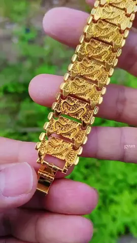 Hai korang, ini gelang naga yang sangat cool! Fesyen moden, sesuai untuk lelaki atau pasangan, lagi cantik bila dipakai dengan jam tangan. Nak nampak bergaya ?  Klik beg kuning untuk beli. #gelangemas #gelangtangan #gelang #gelangmurah #bracelet 