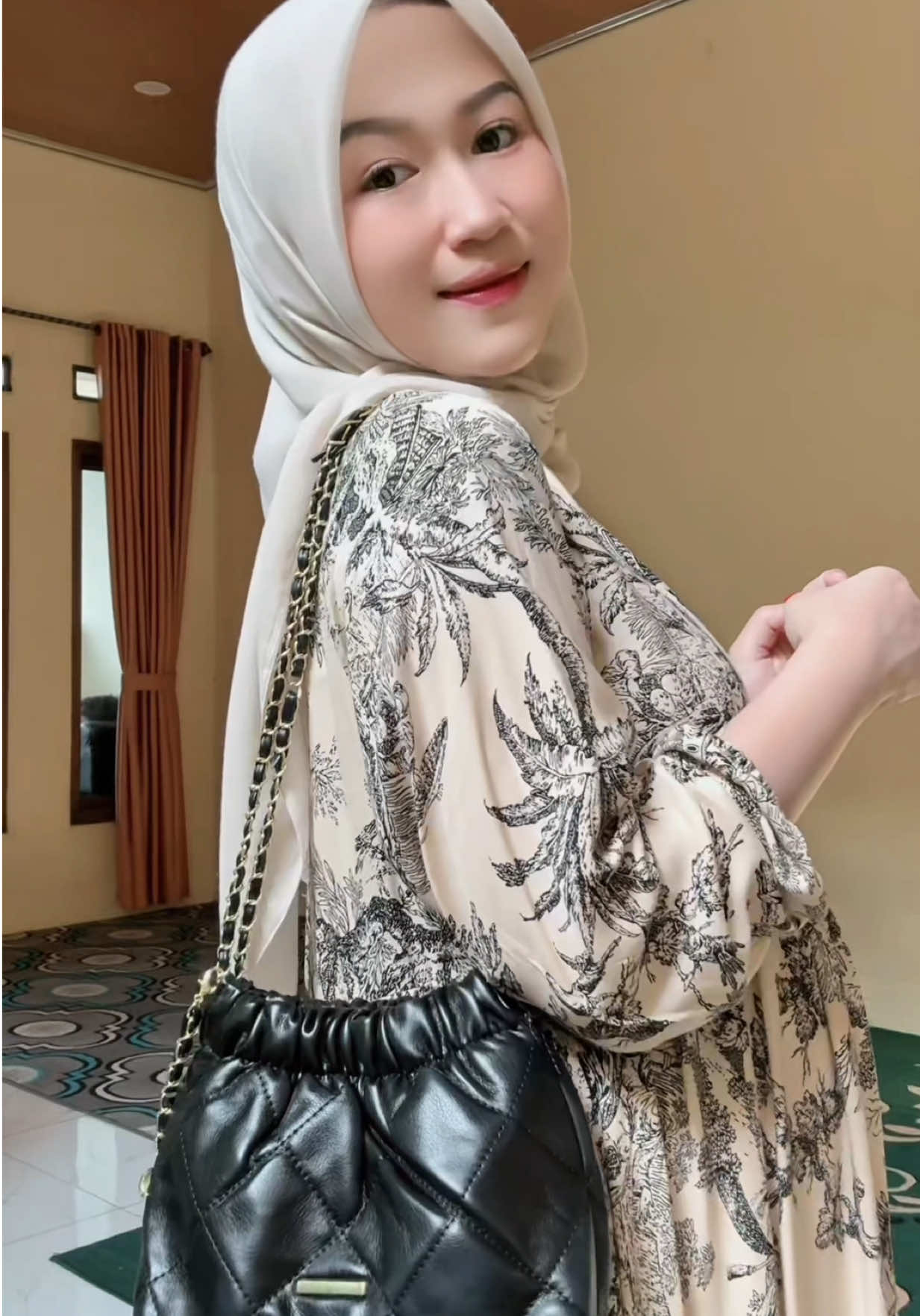 Tas secantik ini dengan bahan yang oke harganya cuma 50k an ajaa😭🫵🏻 #tas#shoulderbag#tasmurah#taswanita#fyp 