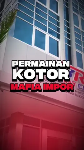 Permainan kotor mafia impor kembali terungkap. Kali ini, sorotan tajam mengarah ke Blueray Cargo, perusahaan impor borongan yang diduga jadi jalur utama masuknya barang ilegal dari China. Lewat fasilitas jalur hijau Bea Cukai, yang seharusnya hanya untuk importir produsen, Blueray Cargo bisa meloloskan sneaker KW, obat palsu, kosmetik berbahaya, bahkan bahan kimia beracun tanpa pemeriksaan fisik. Investigasi menunjukkan adanya setoran Rp5 miliar per perusahaan per tahun untuk dapat jalur hijau. Blueray Cargo sendiri memiliki puluhan perusahaan di lima pelabuhan besar. Bayangkan, total suap bisa mencapai ratusan miliar rupiah hanya untuk melicinkan praktik haram ini. Akibatnya? Barang ilegal membanjiri pasar, industri lokal mati suri, dan yang paling berbahaya: masyarakat terpapar produk beracun tanpa perlindungan. Negara jelas dirugikan, rakyat jadi korban, sementara mafia impor makin kaya. Pertanyaannya, sampai kapan jalur hijau jadi tameng mafia impor? #impor #mafiaimpor #blueraycargo #cargo #beacukai 