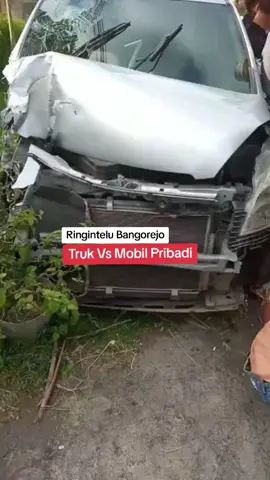 Info awal Kecelakan di kawasan Ringintelu Bangorejo melibatkan truk dan kendaraan Pribadi Minggu (21/09/26) sore. Terlihat dua kendaran mengalami kerusakan bagian depan, diduga kedua kendaraan adu banteng di TKP. Detail info masih menunggu release resmi Polsek Bangorejo. #banyuwangi #bangorejo 
