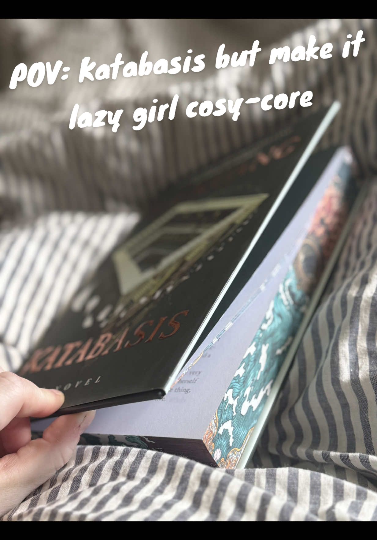 POV: It’s Sunday and I’ve descended into Katabasis instead of leaving my bed. @Rebecca F. Kuang @HarperVoyagerUK 🌙 #katabasis #readinginbed #currentlyreading #BookTok #rfkuang 