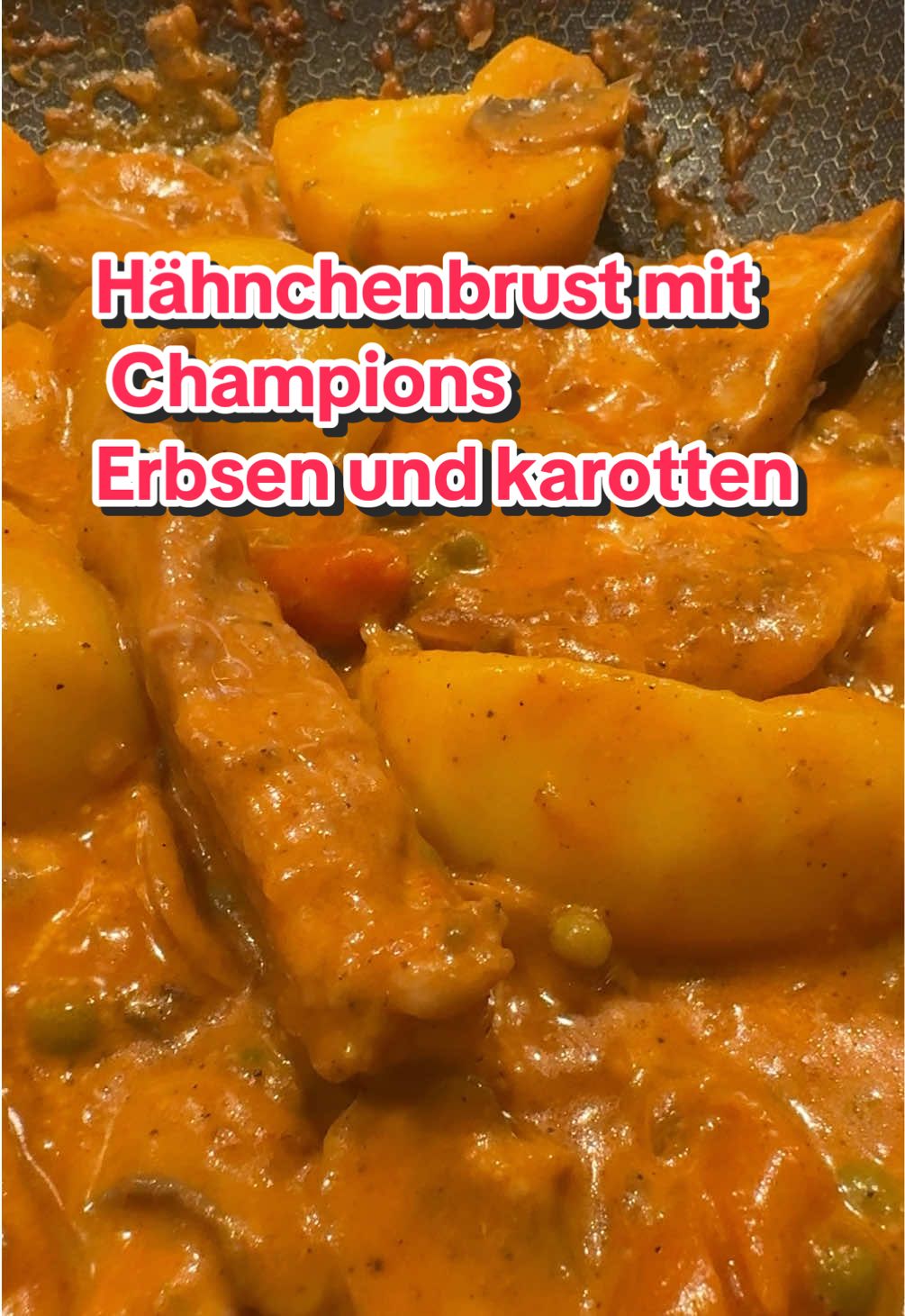 Hänchenbrust in einer cremigen Champignonsosse mit Erbsen und Karotten.  Dazu gab es Salzkartoffeln  Speicher euch gerne das Rezept ab.  Zutaten und Zubereitung  Hähnchenbrust  👇 In Scheiben schneiden  Würzen mit  1/2 Teelöffel Salz  1/2 Teelöffel Pfeffer  1/2 Teelöffel Paprika Edelsüß  1/2 Teelöffel Knoblauchpulver  1-2 Teelöffel Speisestärke  1 Teelöffel Sojasoße  Alles mit dem Fleisch gut vermengen und 1 Std im Kühlschrank ziehen lassen.  👇 10-12 Champignons oder mehrere , putzen Scheiben schneiden.  1 Große Zwiebel schälen, fein würfeln  1 Knoblauchzehe pressen  1 Esslöffel Tomatenmark  200 ml Cremefine SAHNE  100 ml Wasser  1 kleine Dose Erbsen und Karotten  👇 5/6 Kartoffeln schälen, halbieren und im Salzwasser 20-25 köcheln.  👇 Butterschmalz in der Pfanne erhitzen das eingelegte Hähnchenfleisch dazugeben und von allen Seiten gut anbraten lassen.  Fleisch aus der Pfanne nehmen und auf einen Teller legen.  👇 Gleiche Pfanne die Zwiebeln glasig anbraten . Nun die Champignons dazugeben , anbraten mit den den Zwiebeln bis Wasser kommt. Würzen mit etwas Salz , Pfeffer und Paprika und Tomatenmark. Alles gut vermengen und den gepressten Knoblauch dazugeben. Nun die Erbsen und Karotten in der Pfanne mit den anderen Zutaten gut verrühren. Mit Cremefine und Wasser ablöschen, aufkochen und das Fleisch zurück in die Pfanne geben.  Alles für ca 5-7 Minuten köcheln.  Anrichten mit Salzkartoffeln und genießen.  So ein leckeres Essen mit Butterweichem Fleisch das auf der Zumge vergeht. Ihr könnt das Hähnchenfleisch mit der Gabel zerdrücken so weich ist das.   Würde mich freuen , wenn ihr es nachmacht und mir ein Kommentar da lasst.  Danke fürs anschauen.  #hähnchen #chicken #sosse #sauce #mittagessen 