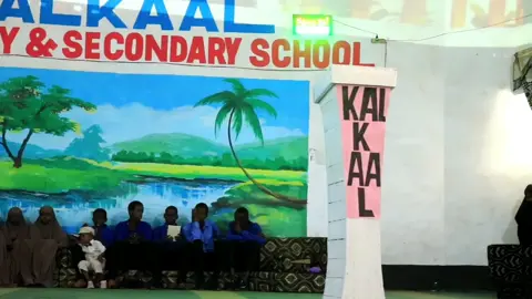 mid ka mid ah ardaydii dugsiga ka aflxday oo kalmad ka soo jeediyey xilli uu dugsiga dhexe dhameeyey sanadkii 2019