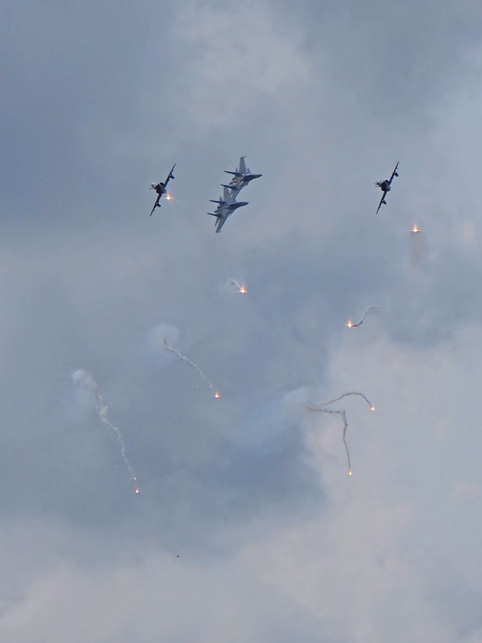 Andai kau datang lagi.... #Hawk #Su30MKM #HUTATM92  #dailyaviation 