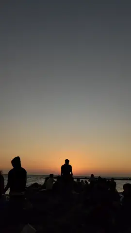 Aku berdiri di persimpangan hidup, melihat banyak jalan terbentang, tapi tak tahu mana yang harus kupilih. Semua terasa kabur, semua terasa ragu #sunset #sore #fy #kala 