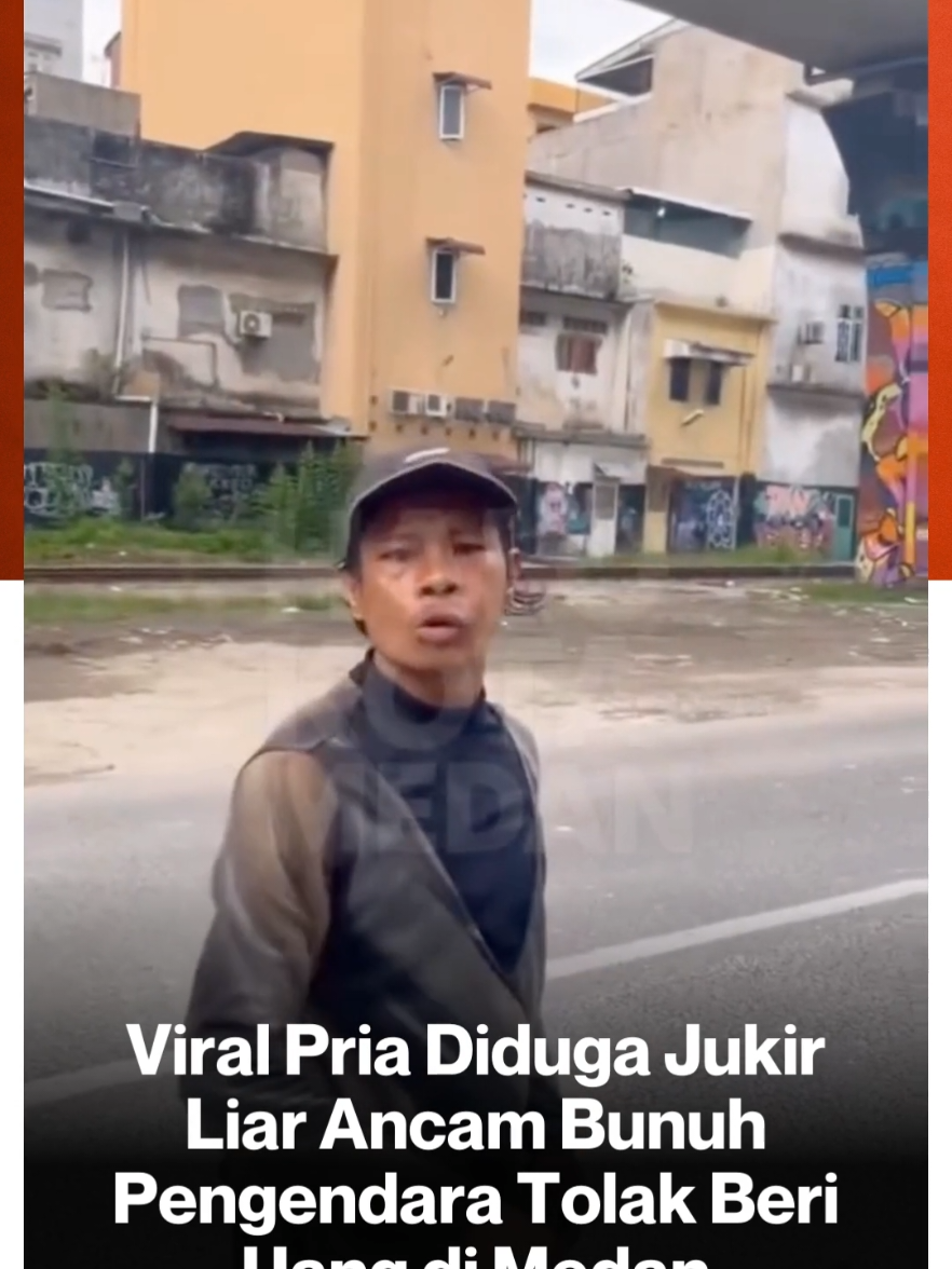 Satu video yang menarasikan seorang pria diduga juru parkir (jukir) liar mengancam membunuh pengendara mobil yang menolak memberikan uang parkir, viral di media sosial. Peristiwa itu terjadi di Kota Medan, Sumatera Utara (Sumut). Berdasarkan video yang dilihat detikSumut, Jumat (19/9/2025), terlihat ada pria berbaju hitam diduga jukir liar marah-marah ke arah pengendara. Dia mengancam akan membunuh korban. Pria itu juga mengucapkan perkataan kotor. Tampak ada sekuriti di lokasi yang berusaha menghentikan aksi pelaku. Pada video lain, terlihat pria itu juga mengamuk menyuruh pengendara tersebut pergi. Lalu, terlihat terduga pelaku mengambil batu dan seperti ingin melemparkan batu itu ke arah korban. Pria itu sambil berkata ingin memecahkan kepala korban. Tidak ada identitas petugas parkir yang dipakai oleh pria tersebut. Nimal, korban sekaligus perekam video tersebut mengatakan peristiwa itu terjadi di dekat Pegadaian Kanwil I Medan Jalan Pegadaian, Kecamatan Medan Maimun, Kamis (18/9) sore. Saat itu dirinya tengah menjemput istrinya. Setibanya di lokasi tersebut, kata Nimal, dirinya dimintai uang parkir oleh terduga pelaku. Nimal menolak memberikan uang ke pelaku. Namun, pelaku marah dan mengancam akan membunuhnya. Saat kejadian, kata Nimal, terduga pelaku juga hendak mengeluarkan senjata tajam (sajam). Nimal pun memanggil sekurit yang berada di sekitar lokasi kejadian. Lalu, sekuriti datang dan berupaya menghentikan aksi pria tersebut. Sumber : Detik Aset : IG/@halokotamedan #AyoNobarBTV #viral #priadidugajukirliar #ancambunuhpengendara #tolakberiuangdimedan