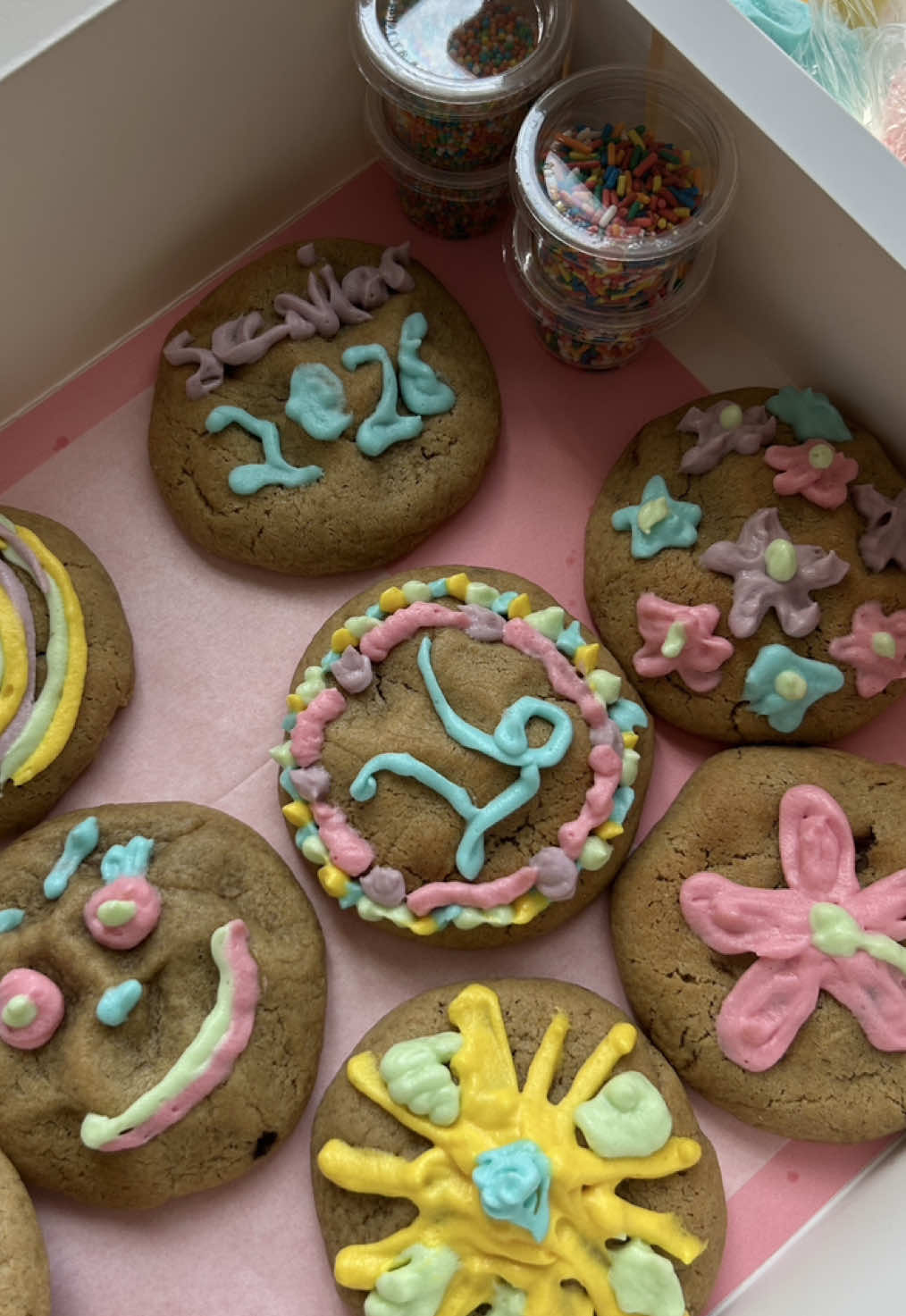 perfect activity to let out your creativity 🎨🫟🍪 #cookiedecorating #senioryear #classof2026 #fypシ゚viral #leenscookies 