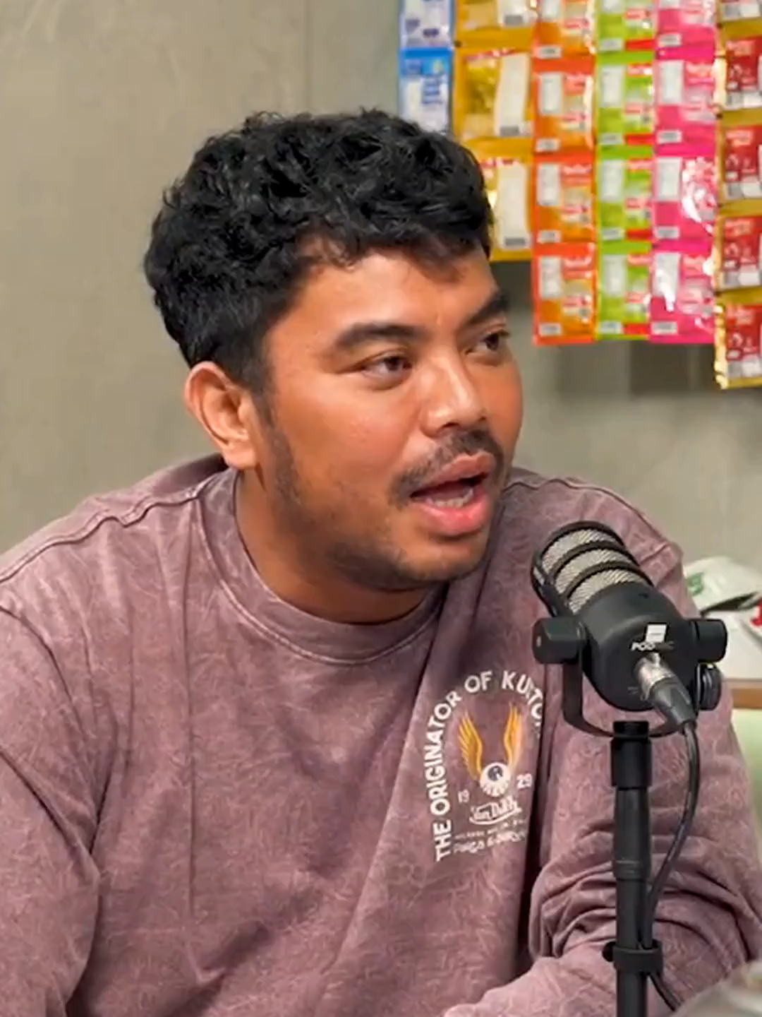 Kekacauan Lucu di Rumah Sakit: Perjuangan Tertawa Umay di Set GJLS (SC : YT HAS Creative) Rispo membagikan cerita lucu di balik layar tentang pengambilan gambar adegan kacau di rumah sakit bersama Umay dan Bucek dalam film GJLS. Adegan tersebut sangat lucu sehingga Umay, penggemar berat GJLS, kesulitan untuk tetap serius, yang mengakibatkan banyak pengambilan ulang. #DiBalikLayar #FilmGJLS #AdeganRumahSakit #Komedi #Umay #Bucek #PengambilanUlang #MomenLucu Tautan Video Asli：https://www.youtube.com/watch?v=kOUtMZhZ9Ac