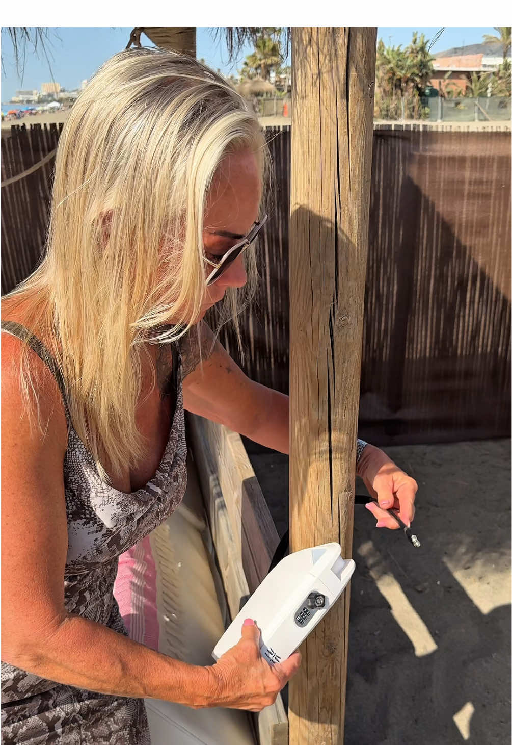 ✨ In slechts enkele seconden zijn je spullen veilig opgeborgen! ✨ Met The Beachboxx 2.0 bescherm je jouw waardevolle items tegen diefstal, schade en water 🏖️💦🔒 Je opent en sluit hem eenvoudig met een zelf in te stellen 3-cijferige code of met één van de twee unieke sleutels 🔢🔑 Het flexibele handvat is gemaakt van gevlochten staal met een kunststof coating. Daardoor bevestig je The Beachboxx makkelijk aan allerlei objecten, terwijl het staaldraad niet zomaar door te knippen is. Zo slaan dieven jouw spullen liever over ⛓️🚫 Bestel nu via www.thebeachboxx.com en geniet zorgeloos van de mooiste herinneringen 🫶🏼✅ #vakantie #zomer #strand #solotravel #hotel #traveltip #reistip #travelhack #reizen #fyp #handigetips #camping #kamperen #kamperen @Sandy | Certified UGC Creator 