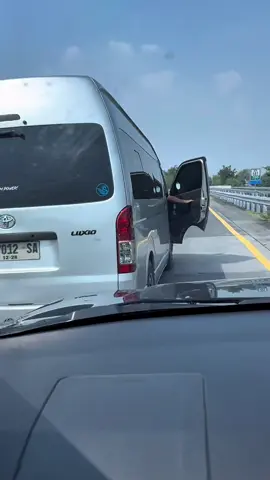 Di Jalan Tol Jombang Jawa Timur arah ke Surabaya ada Hiace yang ugal ugalan bak preman. Kronologi : hiace berada di sisi kanan (jalur cepat) melambat, kemudian saya pindah ke jalur kiri dalam kondisi kosong tidak ada kendaraan . Setelah hiace terdahului, saya pindah ke jalur kanan sesuai aturan dengan memberi tanda untuk pindah jalur ke kanan karena mau mendahului kendaraan lain didepan yang berada di jalur kiri. Selang beberapa detik kemudian si hiace dengan nopol (F 7012 SA) ini mengambil bahu jalan untuk mendahului kendaraan lain kemudian bermanufer dari sebelah kiri ke kendaraan saya, kemudian terjadilah seperti yang di video ini #hiaceugal #sopirugalugalan #preman #jalantol 