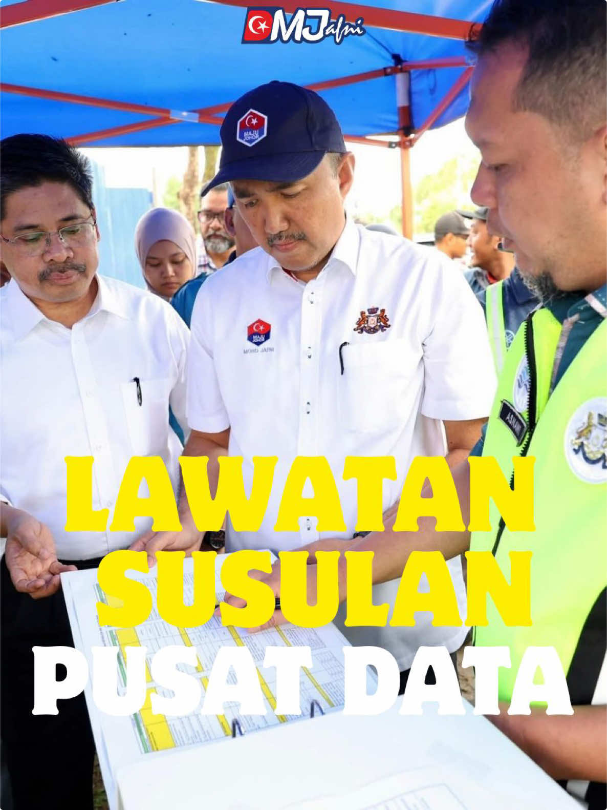 Susulan lawatan saya pada 21 Ogos lalu, pada 9 September 2025 saya sekali lagi turun padang meninjau tapak projek pusat data di kawasan MBIP bersama YB Pandak Ahmad  ADUN Kota Iskandar, Haji Hasrin Kamal selaku Datuk Bandar MBIP, Sdra. Akmal Melan Ahli Majlis MBIP serta agensi-agensi berkaitan. Lawatan ini adalah kesinambungan usaha memastikan setiap aduan dan keresahan rakyat diberikan perhatian serta tindakan segera. Hasil pemantauan, pemaju pusat data telah memenuhi perkara-perkara yang telah diarahkan sebelum ini. Antaranya termasuk pemasangan hoarding di sekeliling tapak, penghentian kerja pada waktu malam, pembersihan jalan secara berkala serta langkah-langkah mengurangkan kacau ganggu kepada penduduk berhampiran. Ini membuktikan suara rakyat benar-benar didengar dan tindakan penguatkuasaan Kerajaan Negeri berkesan. Saya juga menegaskan kepada pihak MBIP - Majlis Bandaraya Iskandar Puteri agar terus melaksanakan pemantauan secara agresif dan tidak berkompromi terhadap mana-mana pemaju yang ingkar. Tindakan di bawah Akta Jalan, Parit dan Bangunan 1974 (Akta 133) perlu terus dikuatkuasakan bagi memastikan semua garis panduan dipatuhi sepenuhnya. Pendekatan ini adalah mesej jelas bahawa kebajikan rakyat tetap menjadi keutamaan. Kerajaan Negeri akan terus memantau semua tapak projek pembangunan. Johor sedang rancak membangun terutama di kawasan Iskandar Puteri dan Johor-Singapore Special Economic Zone (JS-SEZ). Walau sebesar mana pun pelaburan yang dibawa masuk, kebajikan dan kesejahteraan rakyat tetap menjadi pertimbangan utama. Pusat data merupakan salah satu tonggak utama agenda Digital Johor yang berperanan besar dalam menjadikan negeri ini sebagai destinasi pelaburan teknologi masa depan. Namun setiap pembangunan mesti dilaksanakan secara berhemah, terancang dan tidak menjejaskan keseimbangan hidup rakyat serta kelestarian persekitaran. Selaras dengan aspirasi YAB Menteri Besar Johor, Dato @Onn Hafiz Ghazi melalui agenda MAJU JOHOR, Kerajaan Negeri komited memastikan setiap pelaburan digital seimbang antara pertumbuhan ekonomi dan kesejahteraan rakyat. Semua pemaju pusat data wajib mematuhi garis panduan tenaga, air, trafik, sistem kumbahan serta mitigasi alam sekitar demi menjadikan pembangunan digital negeri ini progresif, inklusif dan mampan. #MajuJohor #BangsaJohor #DMJafni #JohorBersih #JohorSelamat  