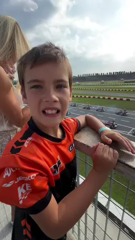 This is what a go-kart standing start looks like at a very high level competition!! Watch!! 🤯 Did you know that these karts accelate from 0-100kph (0-62 mph) in 3 seconds or less?? That’s supercar speed!!!