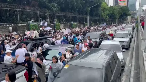 #Protesters along #Edsa near the #PeoplePower Monument chant “Mga Kurakot, Ikulong na ’Yan!” as the #TrillionPesoMarch continues on Sunday, September 21, 2025. | via TPM, SunStar Philippines #AllYouNeedToKnow