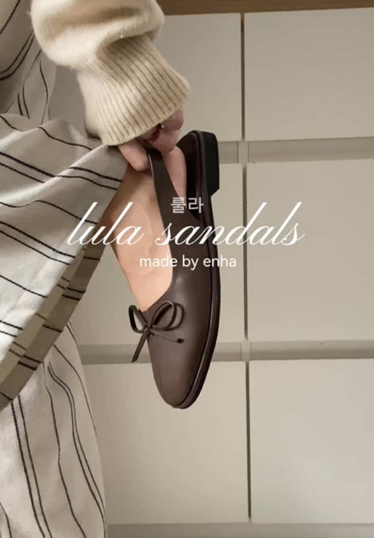 flatshoes baru akuuu, lula sandals seperti biasa dari @MADEBYENHA 😗 simple but superrr cuteee & aesthetic buat dipake sehari-hari nyaman polll 🙂‍↕️🤎 #madebyenha #koreanshoes #madebylove #flatshoes 