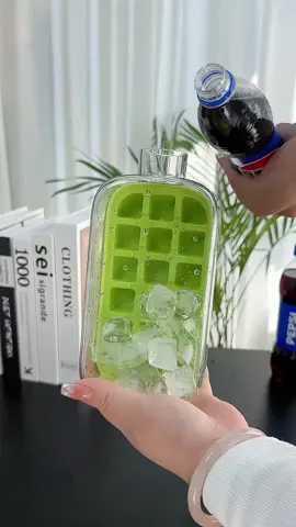 🧊🥤 Ice Cube Tray + Bottle = Summer Must-Have! 🧊 Fill, lay flat, shake → freeze instantly 🚫 No lid opening, zero-contact ice 🍹 Drink directly or pop out ice cubes ♻️ Detachable design for deep cleaning 🎉 Two sizes + new product sale promo! #SummerHacks #KitchenGadgets #IcedDrinks #CoolIdeas #SmartLiving
