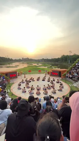 Ini seru bgt😭 nonton tari kecak ga usah jauh2 ke bali dijkt juga ada😍@Taman Mini Indonesia Indah #tamanminiindonesiaindah #TMII #tarikecak #kecakdance #fyp 