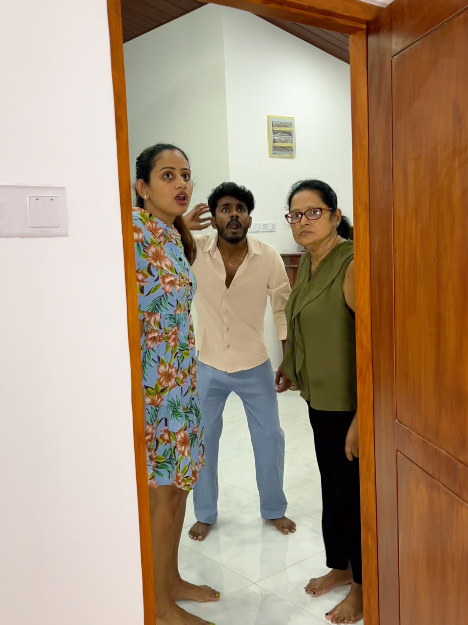 ගෙදර බඩුවක් කැඩුනම😂  #comedyvideo#sinhalajoke#sinhalacomedy#lankacomedy#comedyreels#ravinduwa#jokes