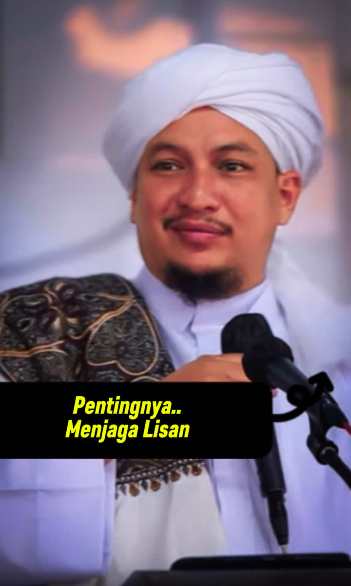 . ‎اللَّهُمَّ صَلِّ عَلَى سَيِّدِنَا مُحَمَّدٍ وَعَلَى آلِ سَيِّدِنَا مُحَمَّدٍ . Hati-Hati bayanya Lisan . Sumber : https://youtu.be/bmCpjpE8x48?feature=shared #habibahmad #Habibahmadjindan