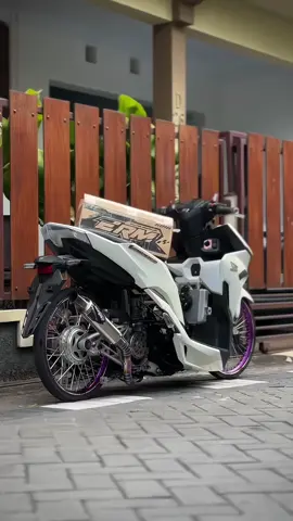 Asik ya  modelnya beda dari yg lain 😏 @ERM KNALPOT #yellowlightning⚡️ 